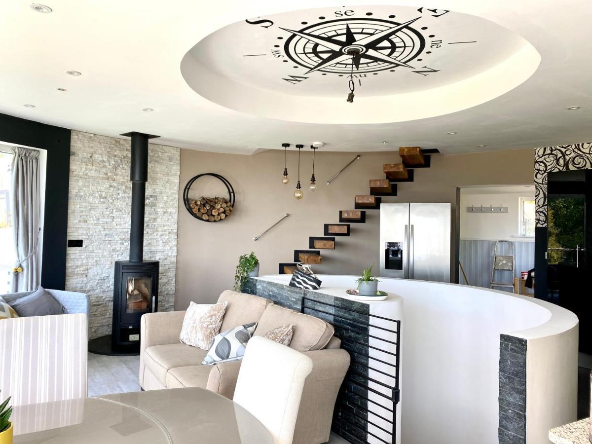One Of The Best Properties In Lyme! Breathtaking Views Across The Whole Bay. 3 Stories With 2 Tier Veranda Around The Property. Sleeps 6 Λάιμ Ρέγκις Εξωτερικό φωτογραφία