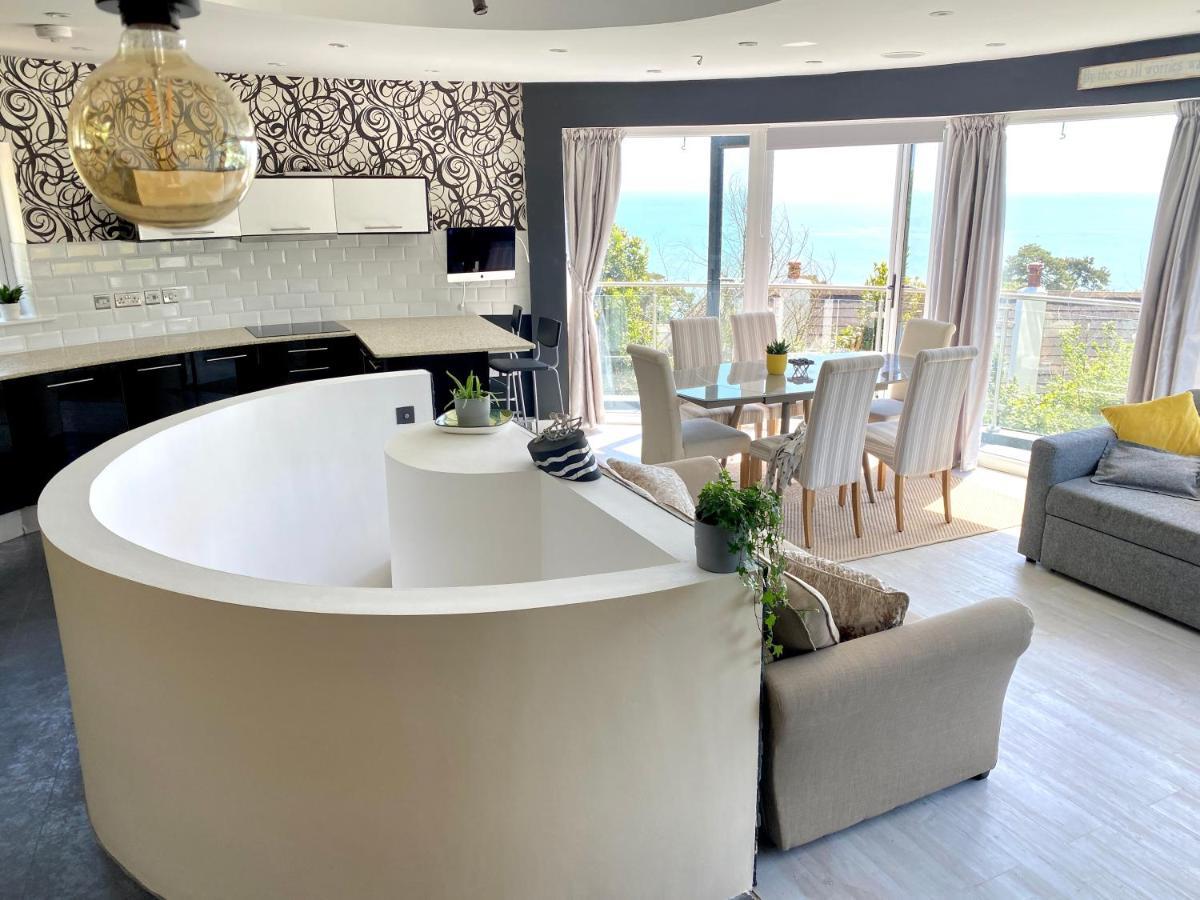 One Of The Best Properties In Lyme! Breathtaking Views Across The Whole Bay. 3 Stories With 2 Tier Veranda Around The Property. Sleeps 6 Λάιμ Ρέγκις Εξωτερικό φωτογραφία