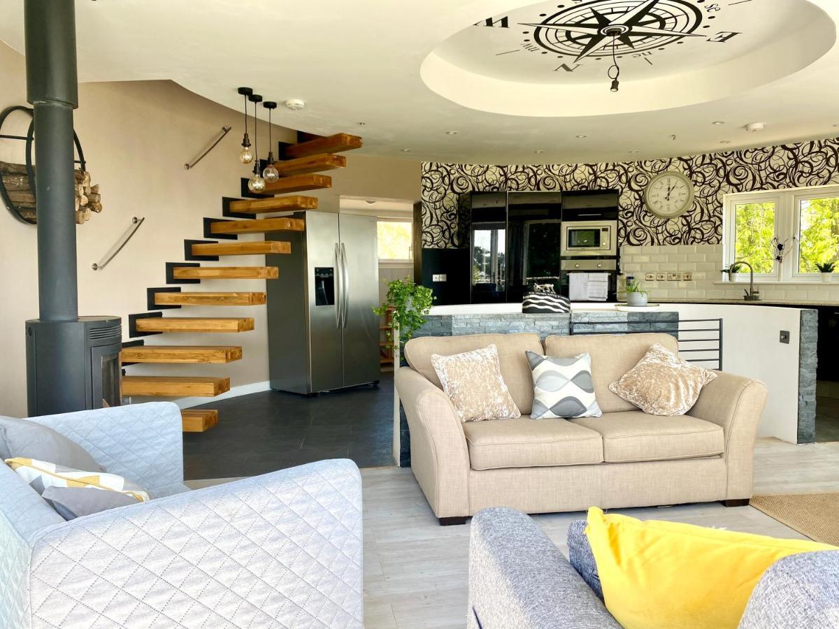 One Of The Best Properties In Lyme! Breathtaking Views Across The Whole Bay. 3 Stories With 2 Tier Veranda Around The Property. Sleeps 6 Λάιμ Ρέγκις Εξωτερικό φωτογραφία